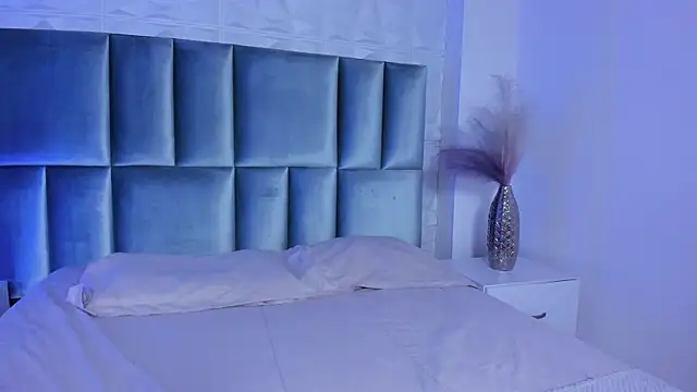 HollyPeach online show from May 2026 04:54:01 PM