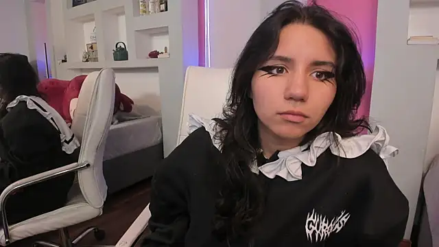 HollyPeach online show from April 2026 01:07:01 PM