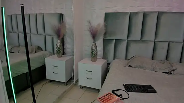 HollyPeach online show from April 2026 07:56:02 PM