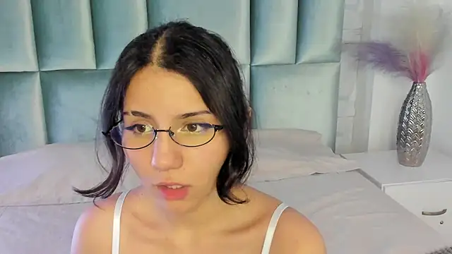 HollyPeach online show from May 2026 08:15:02 PM