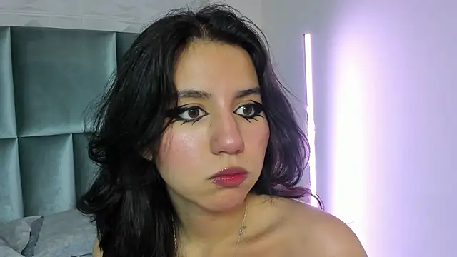 HollyPeach online show from February 2026 07:24:01 PM