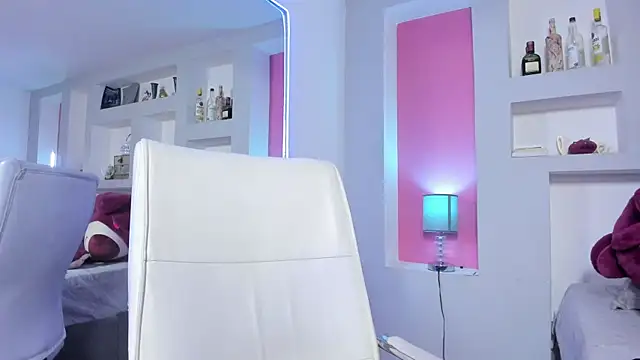 HollyPeach online show from April 2026 01:17:02 PM