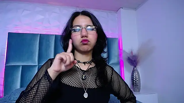 HollyPeach online show from December 2025 08:00:01 PM