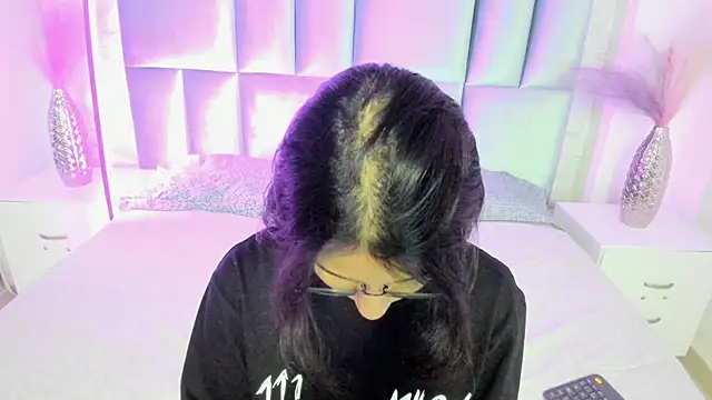 HollyPeach online show from April 2026 07:37:01 PM
