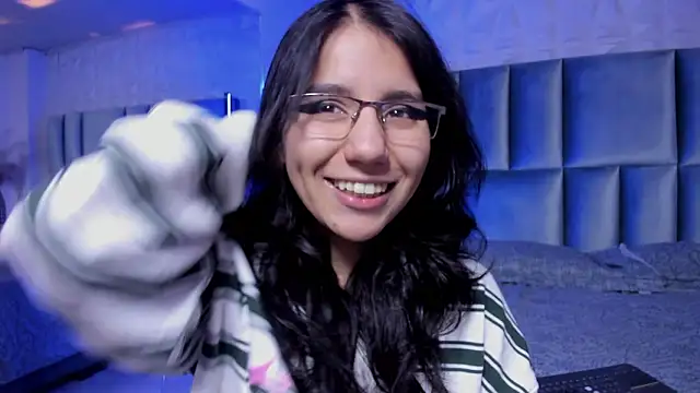 HollyPeach online show from March 2026 06:00:01 PM