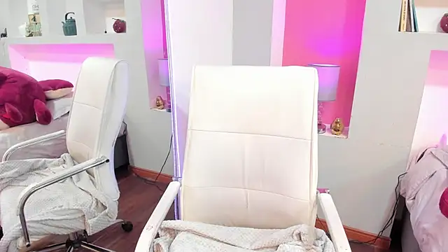 HollyPeach online show from April 2026 07:40:02 PM