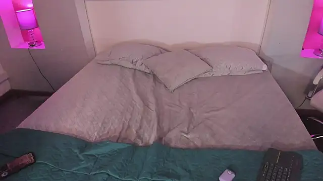 HollyPeach online show from October 2025 12:04:02 PM