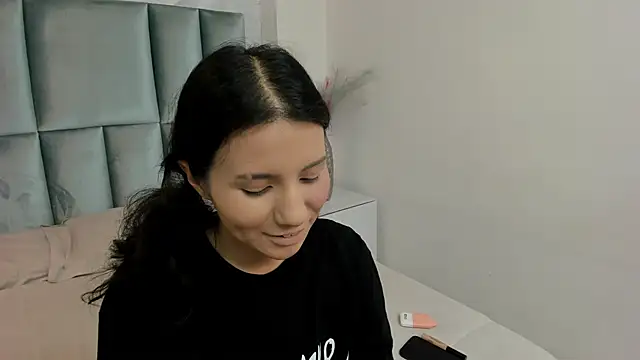 HollyPeach online show from May 2026 07:34:01 PM