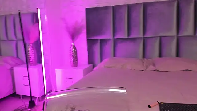 HollyPeach online show from April 2026 01:06:02 PM