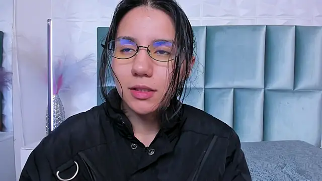 Snapshot of HollyPeach chatting on June 2026 06:42:02 AM HollyPeach online show from June 2026 06:42:02 AM