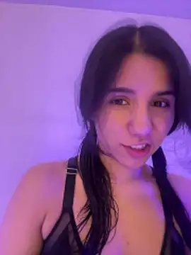 HollyPeach online show from April 2026 07:37:01 PM