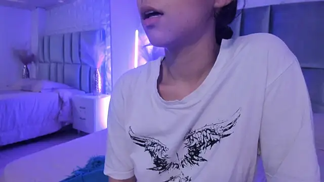 HollyPeach online show from March 2026 07:30:02 PM