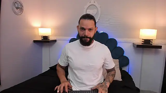 AlukardBig online show from November 2025 01:04:02 PM