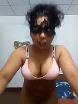 Expose Queen online show from April 2026 05:53:02 PM