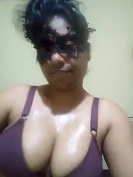 Expose Queen online show from February 2026 05:55:02 PM