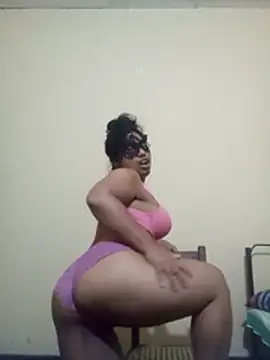 Expose Queen online show from November 2025 07:58:01 PM