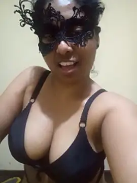 Expose Queen online show from February 2026 06:08:01 PM