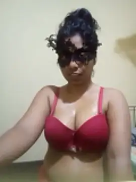 Expose Queen online show from December 2025 04:52:02 PM