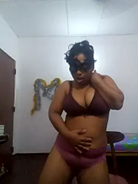 Expose Queen online show from April 2026 08:11:01 PM