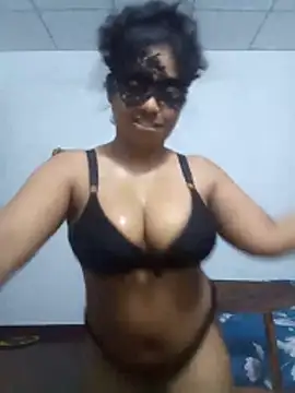 Expose Queen online show from April 2026 05:16:02 PM