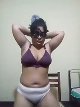 Expose Queen online show from February 2026 05:10:01 PM