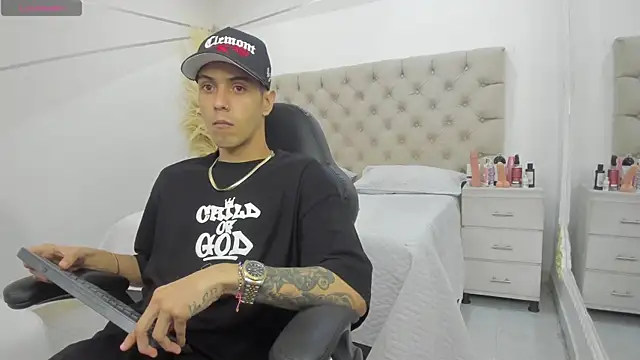 DerryAndIzzy online show from December 2025 12:54:02 AM