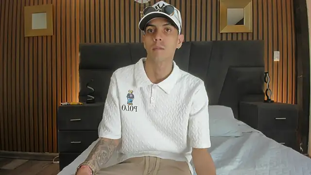 DerryAndIzzy online show from December 2025 04:46:02 AM