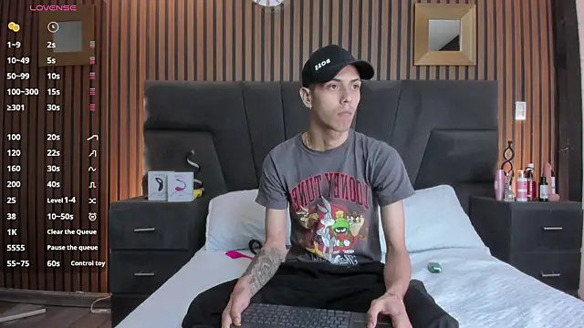 DerryAndIzzy online show from November 2025 05:50:01 AM