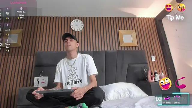 DerryAndIzzy online show from November 2025 04:49:02 AM