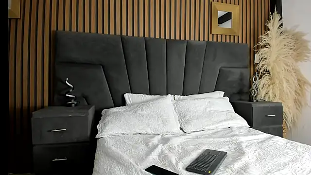 Snapshot of DerryAndIzzy chatting on January 2026 04:05:01 AM DerryAndIzzy online show from January 2026 04:05:01 AM