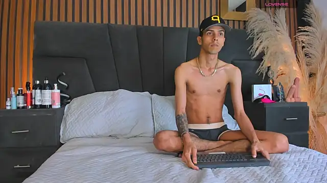 Snapshot of DerryAndIzzy chatting on January 2026 04:49:02 AM DerryAndIzzy online show from January 2026 04:49:02 AM