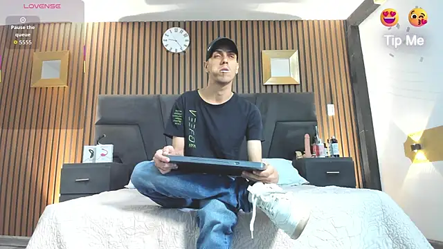 DerryAndIzzy online show from November 2025 04:27:02 AM