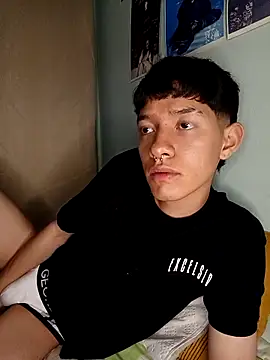 Snapshot of heyy_noah11 chatting on April 2026 01:44:02 AM heyy noah11 online show from April 2026 01:44:02 AM