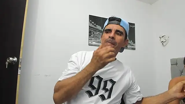 Sofi And Santy online show from November 2025 12:25:01 AM