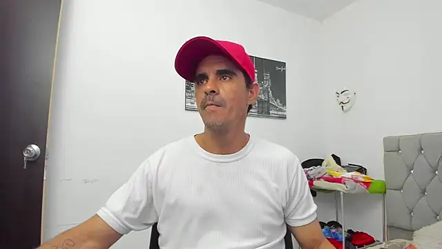 Sofi And Santy online show from November 2025 12:44:01 AM