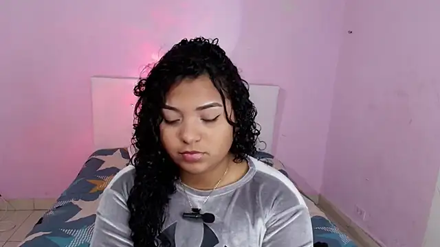 Snapshot of AlissonCurly_ chatting on October 2025 06:20:02 PM AlissonCurly online show from October 2025 06:20:02 PM