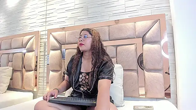 carlie crow online show from October 2025 11:20:02 AM