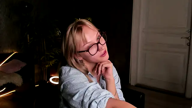 AnnieGitis online show from October 2025 08:21:01 PM