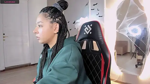 Aisha Goldstein online show from November 2025 05:56:02 AM