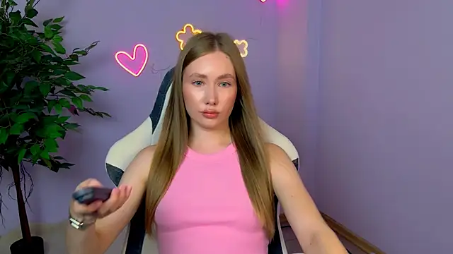 Snapshot of EllyColins chatting on July 2026 04:01:01 AM EllyColins online show from July 2026 04:01:01 AM
