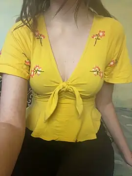 Snapshot of KittieCreme chatting on November 2025 10:19:01 AM KittieCreme online show from November 2025 10:19:01 AM