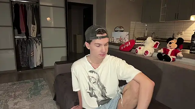 Jeremy1Scott online show from November 2025 03:33:02 AM