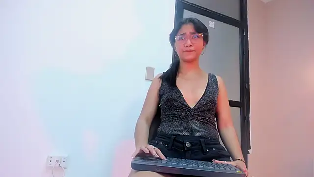 Snapshot of Mariana-Torres chatting on November 2025 01:15:02 PM Mariana-Torres online show from November 2025 01:15:02 PM