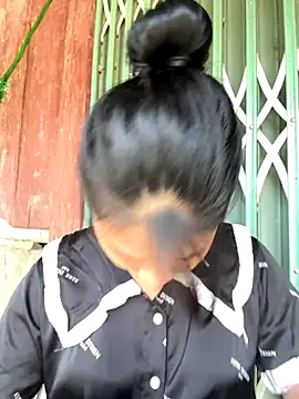 Snapshot of Linh-xxx chatting on October 2025 05:17:02 AM Linh-xxx online show from October 2025 05:17:02 AM