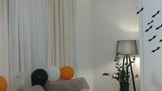 Snapshot of LittleNicolee chatting on October 2025 03:22:01 PM LittleNicolee online show from October 2025 03:22:01 PM