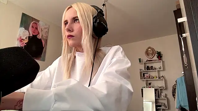 Snapshot of LinaGoodG chatting on October 2025 09:55:01 AM LinaGoodG online show from October 2025 09:55:01 AM