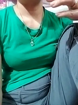 Snapshot of YiyinLy chatting on November 2025 05:29:01 AM YiyinLy online show from November 2025 05:29:01 AM