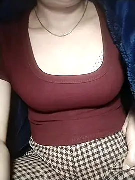 Snapshot of YiyinLy chatting on November 2025 12:28:02 PM YiyinLy online show from November 2025 12:28:02 PM