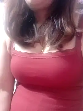 YiyinLy online show from March 2026 06:39:02 AM