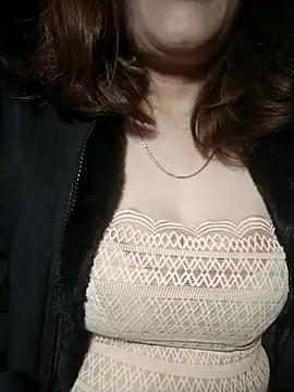 Snapshot of YiyinLy chatting on November 2025 07:25:01 PM YiyinLy online show from November 2025 07:25:01 PM